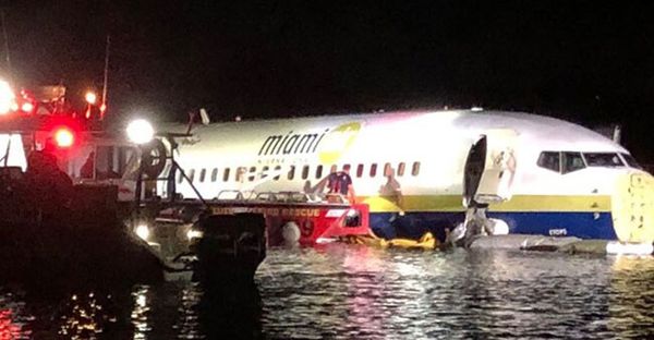 143 യാത്രക്കാരുമായി യുഎസ് വിമാനം നദിയില്‍ വീണു; യാത്രക്കാര്‍ സുരക്ഷിതര്‍
