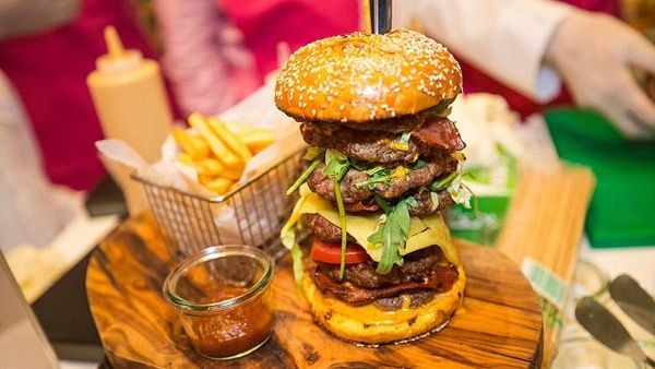 ഇതാണ് ആറു ലക്ഷത്തിന്റെ ബര്‍ഗര്‍; പക്ഷെ ഇതിനു പിന്നില്‍ ഒരു നല്ല ലക്‌ഷ്യം ഉണ്ട്