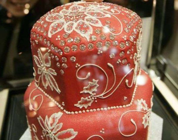 223 വജ്രങ്ങള്‍ കൊണ്ട് നിര്‍മ്മിച്ച ഫ്രൂട്ട് കേക്ക്; വില  1.65 ദശലക്ഷം രൂപ