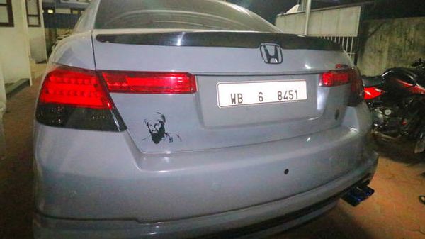 ആഴ്ചകളായി കൊല്ലത്  കറങ്ങുന്ന ബിൻലാദന്റെ  ചിത്രം പതിച്ച കാർ  സോഷ്യൽ മീഡിയയിൽ പ്രചാരച്ചിട്ടും പോലീസ് തിരക്കിയില്ല; ഒടുവിൽ  ഒടുവിൽ പിടിച്ചെടുത്തത് നവദമ്പതികളെ ഇറക്കിവിട്ട്