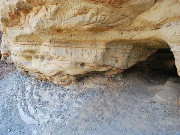 അന്യഗ്രഹജീവികള്‍ വന്നു പോകുന്നുവെന്ന് വിശ്വസിക്കപ്പെടുന്നൊരു സ്ഥലം ഇന്ത്യയിലുണ്ട്; പതിനായിരത്തോളം വര്‍ഷം പഴക്കമുള്ള ഈ ഗുഹാചിത്രങ്ങള്‍ നല്‍കുന്ന സൂചനകള്‍ നിഗൂഡം