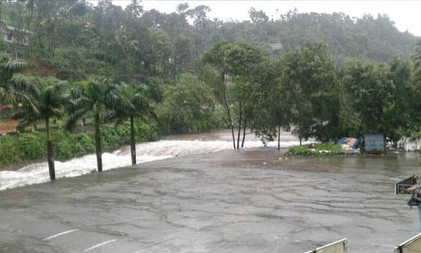 പലയിടങ്ങളിലായി  കുടുങ്ങി കിടക്കുന്നവര്‍ മൊബൈലില്‍ ഗൂഗിള്‍ മാപ്പ് ഓണ്‍ചെയ്ത ശേഷം 1077 ല്‍ വിളിക്കാന്‍ അഭ്യര്‍ഥന