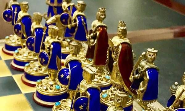 അമേരിക്ക അടിച്ചുമാറ്റിയ  സദ്ദാം ഹുസൈന്റെ  ചെസ് ബോര്‍ഡ് ഒടുവില്‍ തിരികെ നല്‍കി