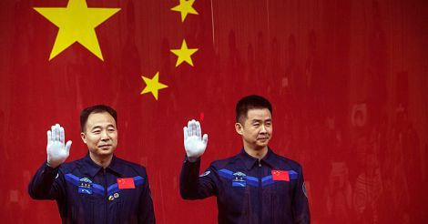 യാത്രികരുമായുള്ള ബഹിരാകാശ പേടകം ചൈന വിക്ഷേപിച്ചു