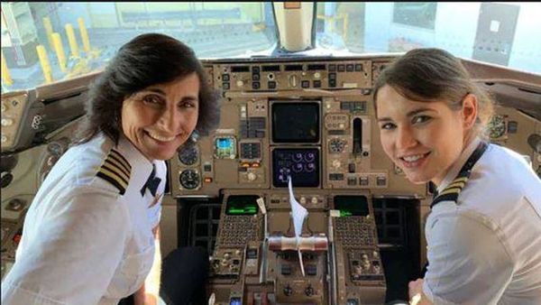 പൈലറ്റായ അമ്മ, സഹ പൈലറ്റായി മകൾ; ഇത് അപൂർവങ്ങളിൽ അപൂർവ്വം