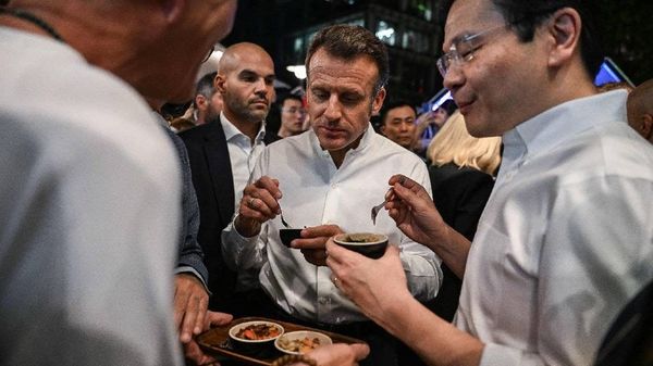 സിങ്കപ്പൂരിലെ തനത് രുചികൾ ആസ്വദിച്ച് ഇമ്മാനുവല്‍ മാക്രോൺ; രുചി എങ്ങനെയുണ്ടെന്ന് പ്രധാനമന്ത്രി