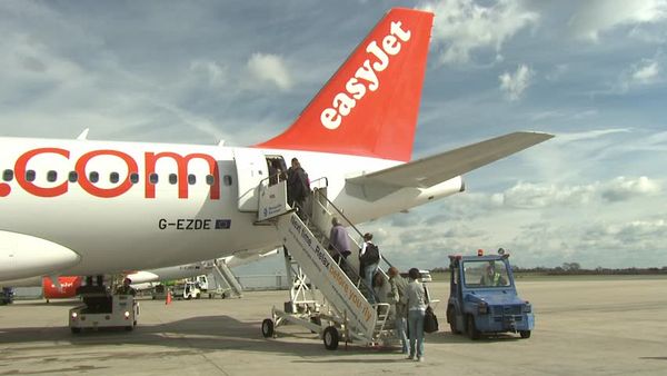 വിമാനത്തില്‍ എന്തിനു  യാത്രക്കാരെ ഇടതുവശത്ത്‌ കൂടി മാത്രം ഉള്ളിലേക്ക് കയറ്റുന്നു ; കൗതുകകരമായ ഉത്തരം ഇതാണ്