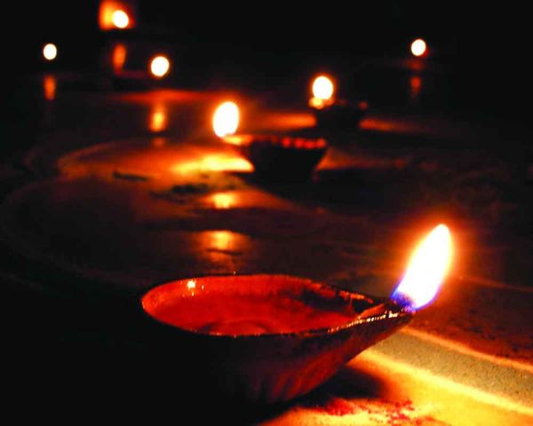 മൺചിരാത്തിന്റെ ദീപ പ്രഭയിൽ മുങ്ങി നാട്; ഇന്ന് ദീപാവലി