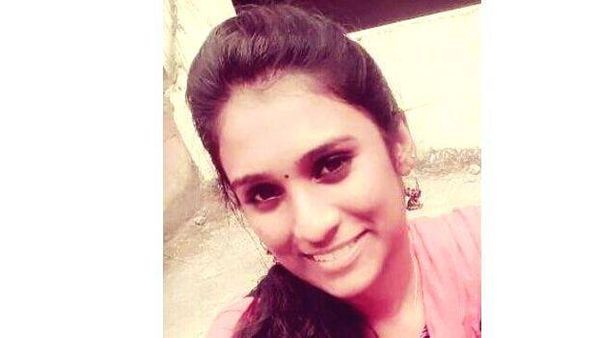 ബസിന്റെ വാതിൽ തലയിലിടിച്ച് എൻജിനിയറിംഗ് വിദ്യാർത്ഥിനി മരിച്ചു