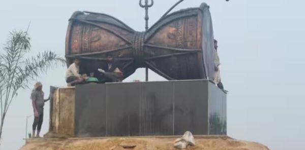 മഹാകുംഭമേളയുടെ പ്രവേശന കവാടത്തിൽ ഒരുങ്ങുന്നത് ലോകത്തെ ഏറ്റവും വലിയ ശിവഡമരു