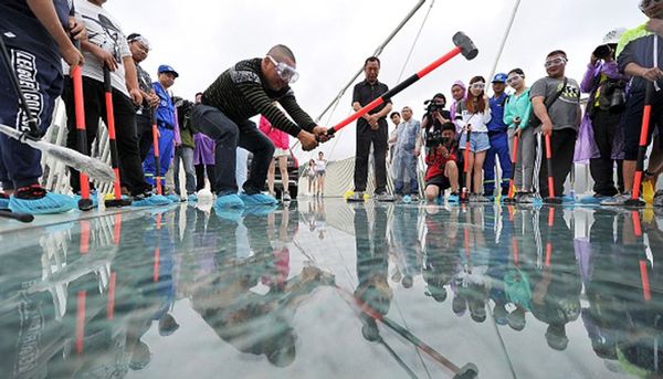 വ്യത്യസ്ത സാഹസികാനുഭവം സമ്മാനിച്ച ചൈനയിലെ ചില്ലുപാലങ്ങൾ അടച്ചു പൂട്ടാനൊരുങ്ങുന്നു