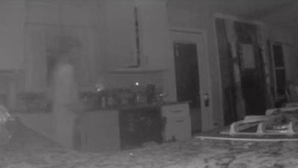 മരിച്ച മകന്‍റെ ആത്മാവ്  വീട്ടില്‍; തെളിവായി ചിത്രങ്ങൾ