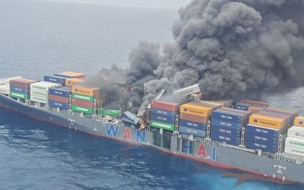 കപ്പൽ കത്തുന്ന ദൃശ്യങ്ങൾ പുറത്ത്; കണ്ടെയ്നറുകളിലേയ്ക്ക് തീ വ്യാപിക്കുന്നു, നിയന്ത്രണാതീതം