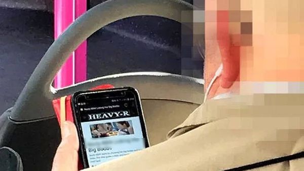 ഹെഡ് ഫോൺ ശരിയായരീതിയിൽ ഘടിപ്പിച്ചില്ല; ബസിലിരുന്ന് അശ്ലീലചിത്രംകണ്ടത് അങ്ങാടിപ്പാട്ടായി