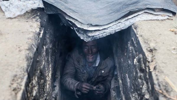 അവര്‍ തലചായ്ക്കുന്നത്‌ കുഴിമാടങ്ങളില്‍; മരണത്തിനു മുന്പേ കല്ലറകളില്‍ അന്തിയുറങ്ങുന്ന ഒരു കൂട്ടം ജനങ്ങള്‍