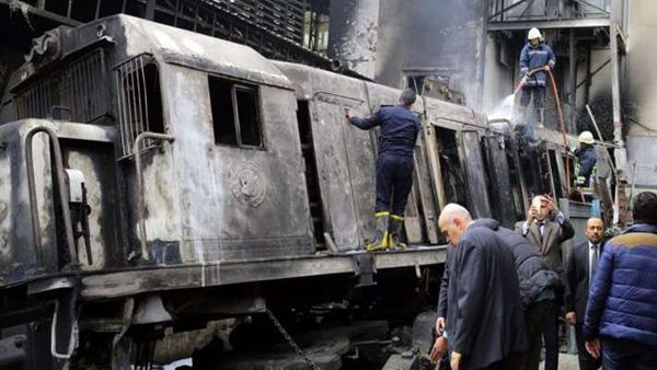 കെയ്റോ റെയിൽവേ സ്റ്റേഷനിൽ ട്രെയിനിടിച്ച് തീപിടുത്തം: 25 പേർ മരിച്ചു