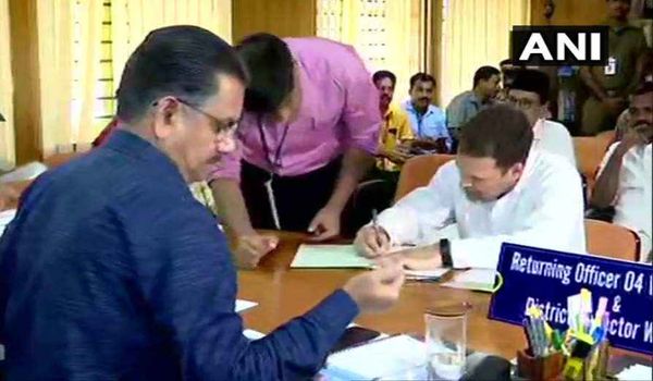 രാഹുൽഗാന്ധി വയനാട്ടിൽ പത്രിക സമർപ്പിച്ചു; റോഡ് ഷോ ഉടൻ  ആരംഭിക്കും