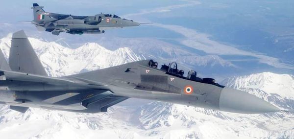 വ്യോമാ‍തിർത്തി ലംഘിച്ച് ബോംബ് വർഷിച്ച പാക് വിമാനങ്ങളെ തുരത്തി ഇന്ത്യൻ സൈന്യം