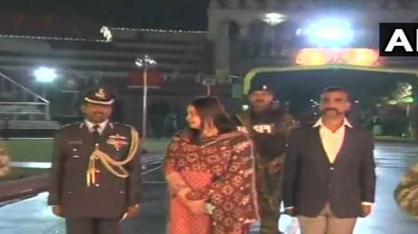 വിങ് കമാൻഡർ അഭിനന്ദൻ വർധമാൻ ഇന്ത്യയിലെത്തി