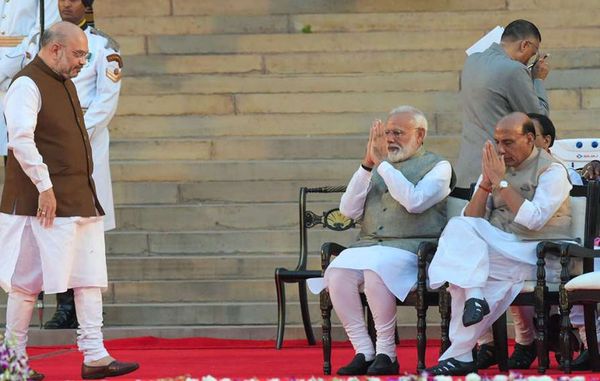 അമിത് ഷാ ആഭ്യന്തരം, പ്രതിരോധം രാജ്നാഥ് സിങ്; മുരളീധരന്‍ വിദേശകാര്യ സഹമന്ത്രി