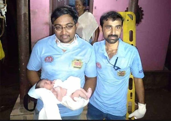 വാഹനം കടന്നു ചെല്ലാത്ത  വീട്ടിലെത്തി യുവതിയുടെ പ്രസവമെടുത്തു; അഭിനന്ദങ്ങളേറ്റുവാങ്ങി ആംബുലൻസ് നഴ്സിങ് സ്റ്റാഫ്