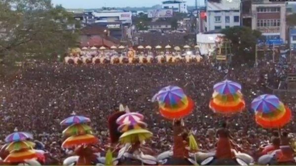 വർണ്ണങ്ങൾ  കുടകളായി വിരിയുന്ന  ആവേശ കുടമാറ്റം