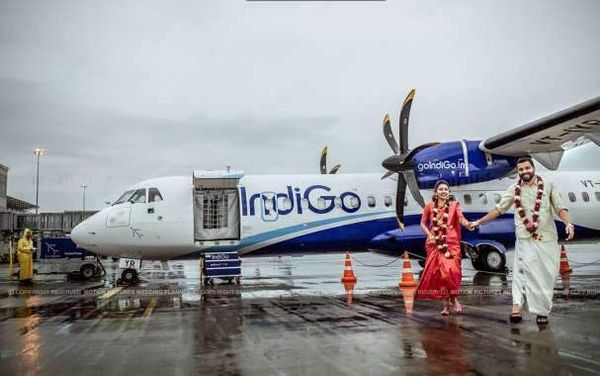 ആകാശം മുട്ടുന്ന ആശയം ; വൈറലായി വിമാനത്തിലെ കിടിലൻ വിവാഹ ഫോട്ടോഷൂട്ട്