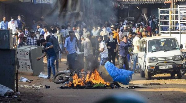 മംഗളൂരുവില്‍ പോലീസ് വെടിവെപ്പില്‍ രണ്ടുപേര്‍ കൊല്ലപ്പെട്ടു; ലഖ്‌നൗവില്‍ ഒരു മരണം
