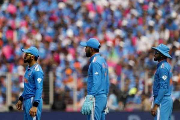 ഇന്ത്യ-പാക് മത്സരത്തിൽ കോഹ്‌ലിക്ക് ജഴ്സി മാറിപ്പോയി; എട്ടാം ഓവറിൽ ജഴ്സി മാറി ധരിച്ച് താരം