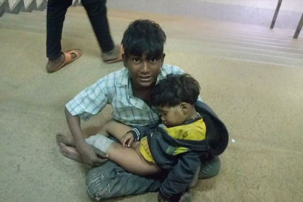 ഒരിക്കല്‍ പോലുമവളെ ഉണര്‍ന്നിരുന്നു കണ്ടിട്ടില്ല; ആ കുഞ്ഞിന്റെ രക്ഷിതാക്കള്‍ ആരായിക്കും; അബോധാവസ്ഥയിലായ കുഞ്ഞിനെയും മടിയിലിരുത്തി ഭിക്ഷ യാചിക്കുന്ന ആണ്‍കുട്ടിയുടെ ഞെട്ടിക്കുന്ന വീഡിയോ പുറത്തുവിട്ട് സാമൂഹ്യപ്രവര്‍ത്തക; വീഡിയോ