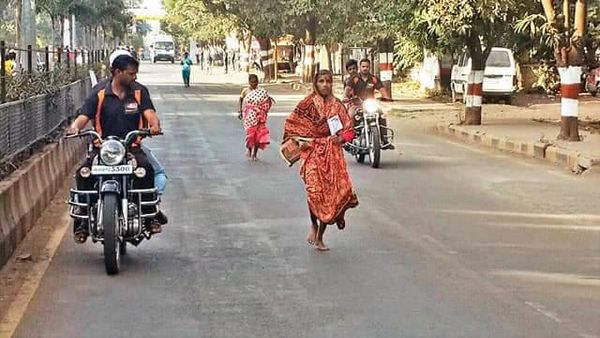നഗ്നപാദയായി ചുട്ടുപഴുത്തു കിടക്കുന്ന റോഡിലൂടെ യാതൊരു നിയമങ്ങളും അറിയാതെ ഒരു മാരത്തോൺ ഓടി വിജയിച്ചൊരു വീട്ടമ്മ