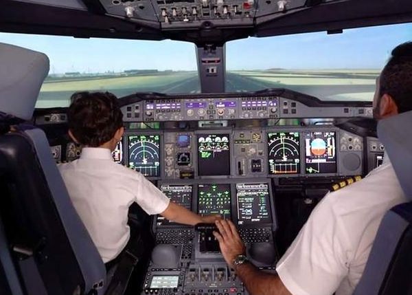 ലോകത്തിലെ ഏറ്റവും വലിയ യാത്രാ വിമാനമായ എയര്‍ബസ് എ380 പറത്തിയത്  ഈ ആറുവയസ്സുകാരന്‍; വീഡിയോ