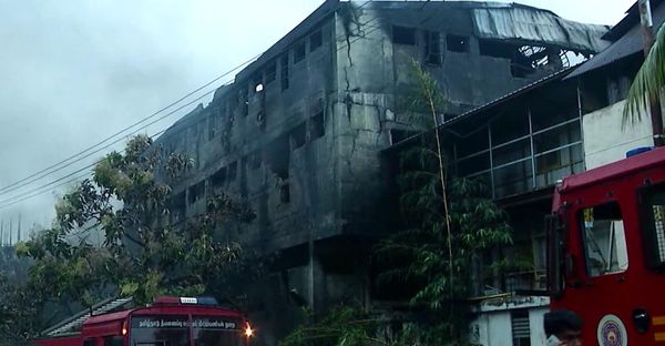 തിരുവനന്തപുരത്തെ പ്ലാസ്റ്റിക് ഉൽപന്ന ശാലയിലെ തീപിടിത്തം; സമീപ പ്രദേശങ്ങളില്‍ ഓക്സിജന്‍ കുറഞ്ഞേക്കാം; ര​ണ്ടു കി​ലോ​മീ​റ്റ​ർ ചു​റ്റ​ള​വി​ലെ സ്കൂ​ളു​ക​ൾ​ക്ക് അ​വ​ധി