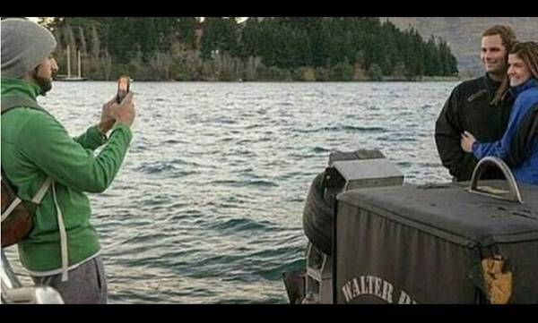 ആളറിയാതെ ഒരു ഫോട്ടോ എടുത്തു തരാമോ എന്ന് അപരിചിതനോട് ചോദിച്ചു; പക്ഷെ ചോദിച്ചത് ദുബായ് കിരീടാവകാശിയോട്