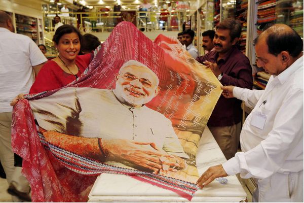 പെണ്ണഴകിനു മോടികൂട്ടാൻ ഇനി മോദിയുടെ ചിത്രം പതിച്ച സാരികൾ