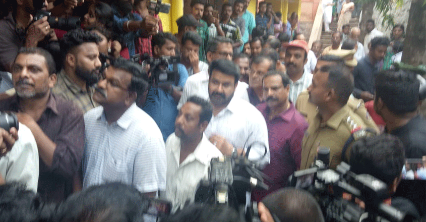 വോട്ടിങ് യന്ത്രത്തിലെ തകരാര്‍ മൂലം  ക്യൂവിൽ കാത്തുനിന്നത്  ഒരു മണിക്കൂറോളം; മോഹൻ ലാൽ