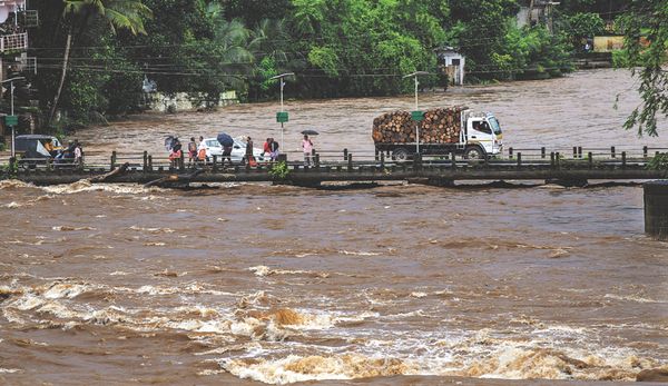 കനത്ത മഴ തുടരുന്നു.. മരണസംഖ്യ 51 ആയി. ബാണാസുര ഡാം തുറന്നേക്കും..