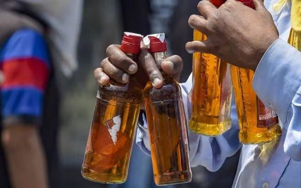 'രാത്രി 9 മണിക്ക് ക്യൂ നിൽക്കുന്നവർക്കെല്ലാം മദ്യം നൽകണം'; വിവാദ ഉത്തരവ് പിൻവലിച്ച് ബെവ്കോ