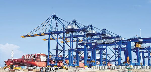 രാജ്യത്തെ 15 തുറമുഖങ്ങളെ പിന്നിലാക്കി വിഴിഞ്ഞം ഒന്നാമത്; വിസ്മയകരമായ നേട്ടമെന്ന് മുഖ്യമന്ത്രി