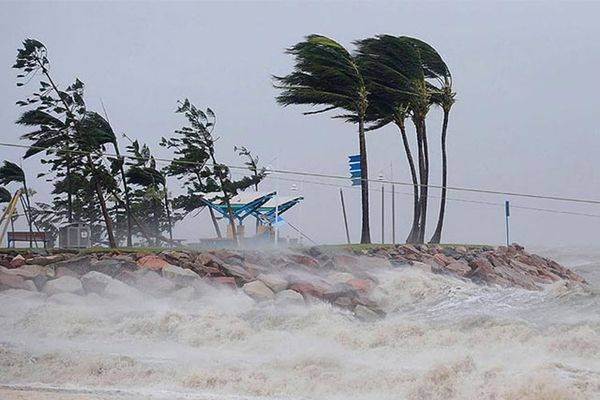 ഓഖിയുടെ രൗദ്രഭാവം; കൊച്ചിയില്‍ കടല്‍ക്ഷോഭം; 213 ബോട്ടുകളിലായി രണ്ടായിരത്തിലധികം പേരെ കാണാതായി