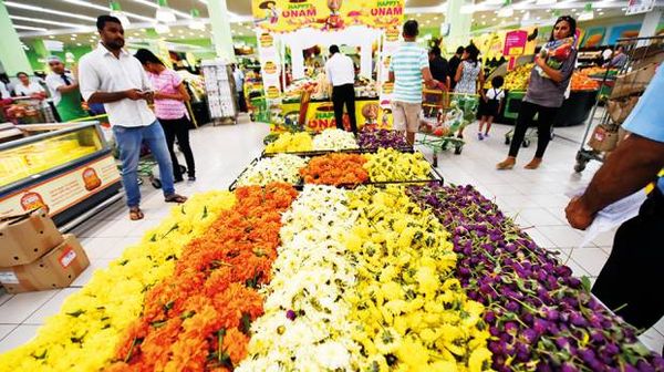 ഓണത്തെ വരവേല്‍ക്കാന്‍ പ്രവാസിമലയാളികള്‍ ഒരുങ്ങി; പൂക്കളും പച്ചക്കറികളും എത്തിത്തുടങ്ങി