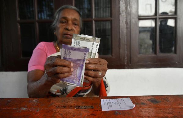 ക്ഷേമ പെൻഷൻ രണ്ടു ഗഡുകൂടി അനുവദിച്ചു, 3200രൂപ വീതം വെള്ളിയാഴ്‌ച മുതൽ വിതരണം ചെയ്യുമെന്ന് ധനമന്ത്രി