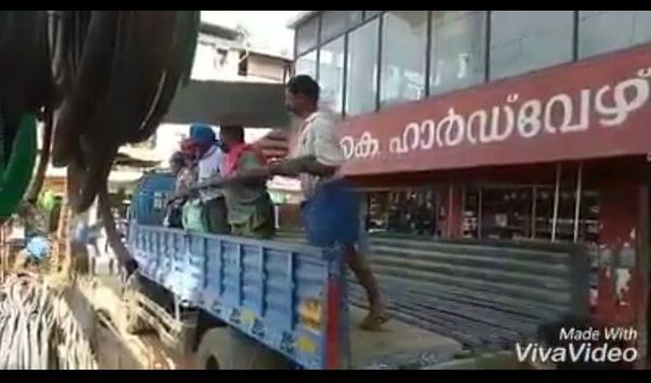 സൂക്ഷ്മത വേണം സൂക്ഷ്മത; 50 കിലോ ഇറക്കാന്‍ പെടുന്ന പാട് നോക്കൂ; വൈറല്‍ വീഡിയോ