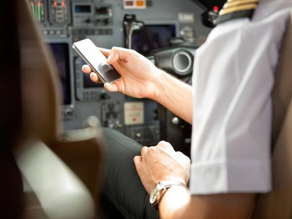 എന്തിനാണ് വിമാനത്തില്‍ സഞ്ചരിക്കുമ്പോള്‍ മൊബൈല്‍ ഫോണ്‍ ഉള്‍പ്പെടെയുള്ള ഇലക്ട്രോണിക് ഉപകരങ്ങള്‍ ഫ്‌ളൈറ്റ് മോഡിലേക്ക് മാറ്റുന്നത്; കാരണം നിസ്സാരം