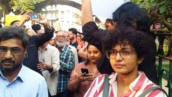 'നട്ടെല്ലിന്‍റെ സ്ഥാനത്ത് വാഴപ്പിണ്ടിയുള്ളവർക്ക് പാര്‍വതിയെ ഒരുകാലത്തും മനസ്സിലാവാൻ പോകുന്നില്ല; വൈറലായി കുറിപ്പ്