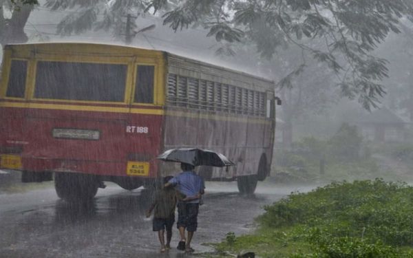 സംസ്ഥാനത്ത് കനത്ത മഴ; മലയോര മേഖലകളില്‍ ജാഗ്രത നിര്‍ദേശം; ഇടുക്കി ജില്ലകളിലെ വിദ്യാഭ്യാസ സ്ഥാപനങ്ങള്‍ക്ക് നാളെ അവധി