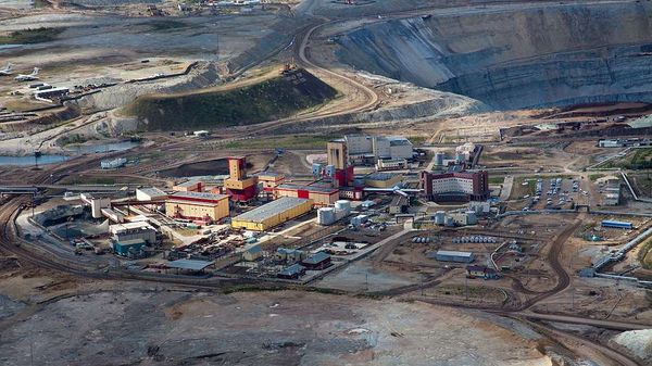 മുകളിലൂടെ വട്ടമിട്ടു പറക്കുന്ന എന്തിനെയും ഉള്ളിലേക്ക് വലിച്ചിടുന്ന അഗാധഗര്‍ത്തം; തെക്കന്‍ സൈബീരിയയിലെ രത്‌ന ഖനിയെകുറിച്ചറിയാം