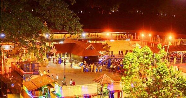 ശബരിമലയിൽ യുവതീപ്രവേശം അനുവദിച്ച ഭരണഘടനാ ബെഞ്ചിന്റെ വിധിക്ക് സ്റ്റേ നൽകാതെ സുപ്രീംകോടതി