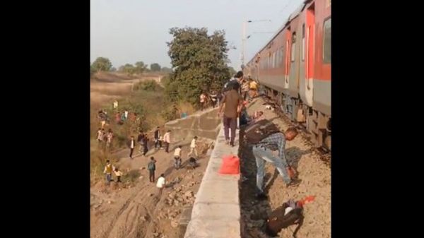 പുക കണ്ട് ഇറങ്ങിയോടി യാത്രക്കാർ;11 പേർക്ക് ദാരുണാന്ത്യം,16 പേരെ തീവണ്ടിയിടിച്ചെന്ന് സംശയം