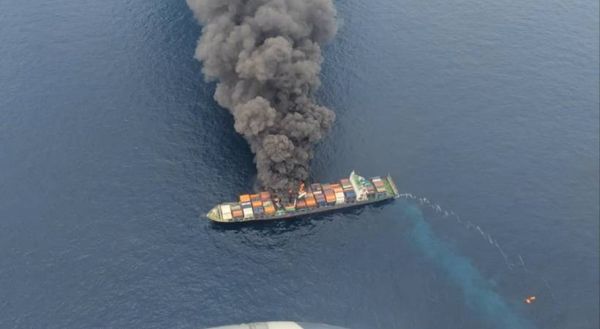 വാന്‍ഹായ് കപ്പലിനെ കെട്ടിവലിച്ച് പരമാവധി ദൂരേക്ക് നീക്കാന്‍ ശ്രമം; മുന്‍ഭാഗത്തെ തീ നിയന്ത്രണവിധേയം